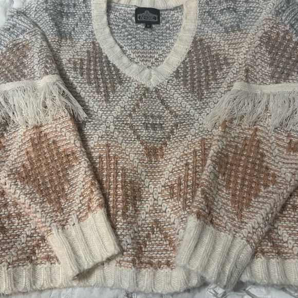 Cute V neck diamond pattern sweater with fringe on sleeves. Muted colors - Picture 12 of 12